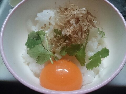 パクチー香る鰹節風味の卵かけご飯